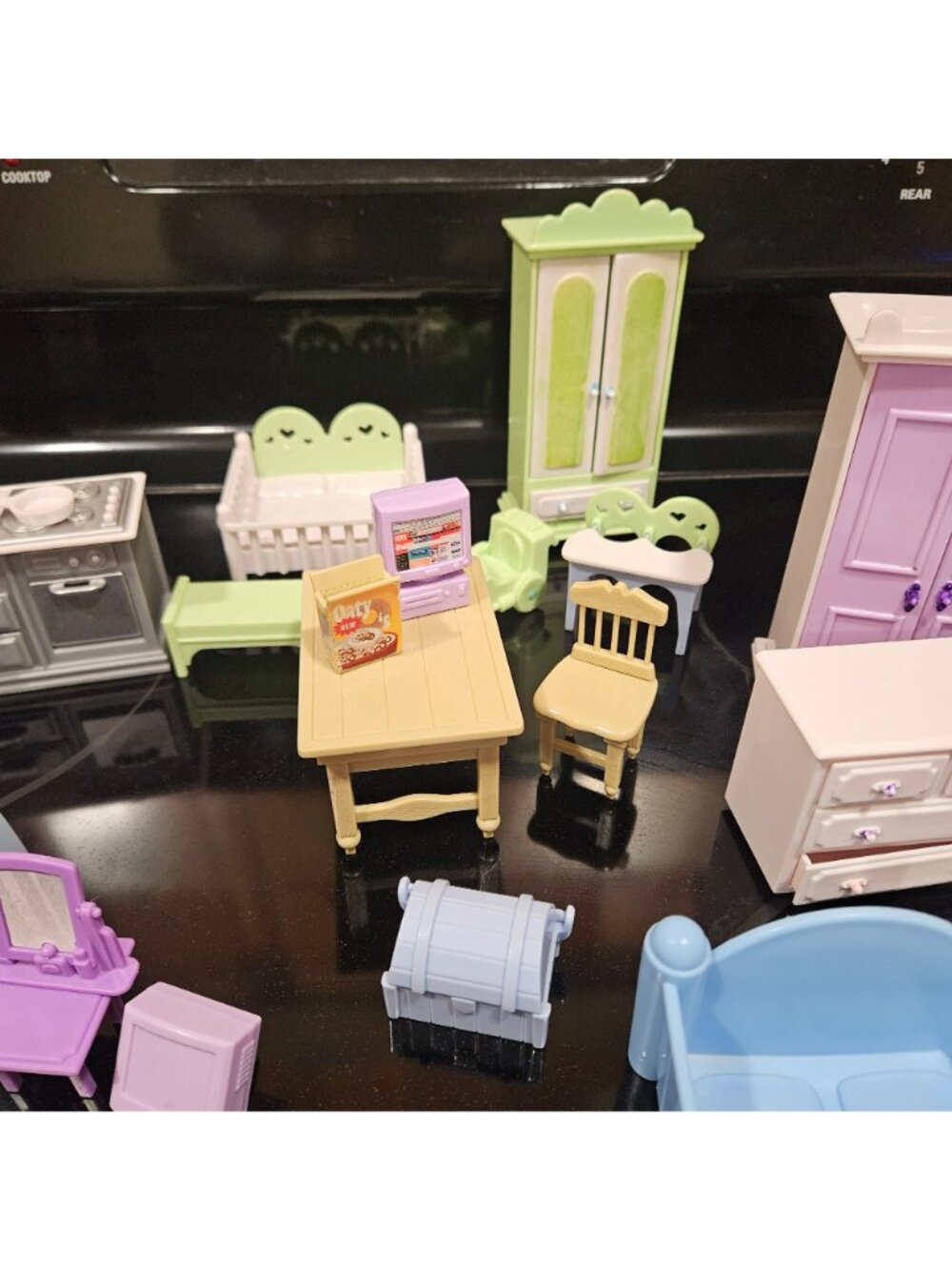 Plastic Dollhouse Furniture Miniature Plastic Bedroom Kitchen Living Room - Picture 3 of 16